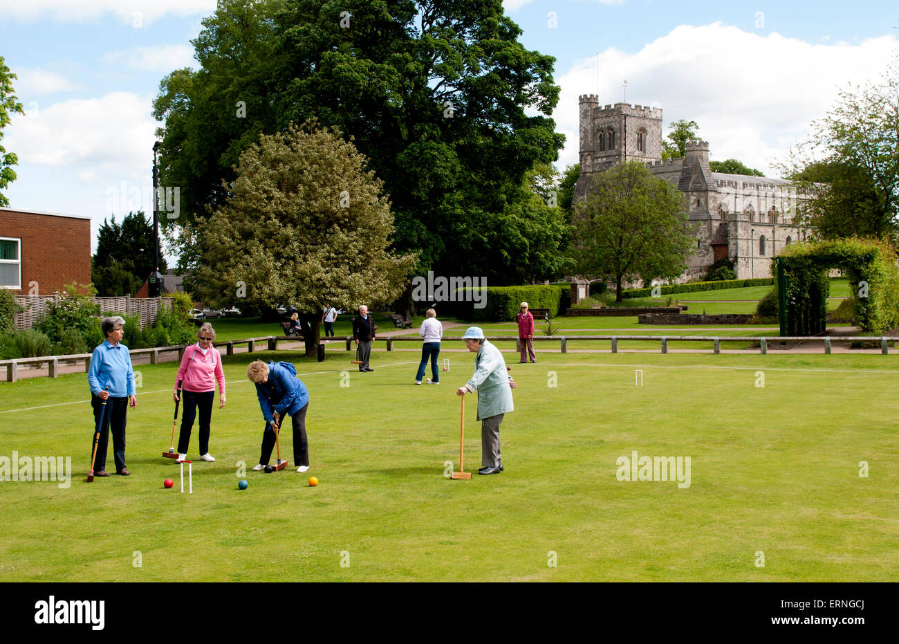 Les personnes âgées de jouer au croquet, Dunstable, Bedfordshire, England, UK Banque D'Images