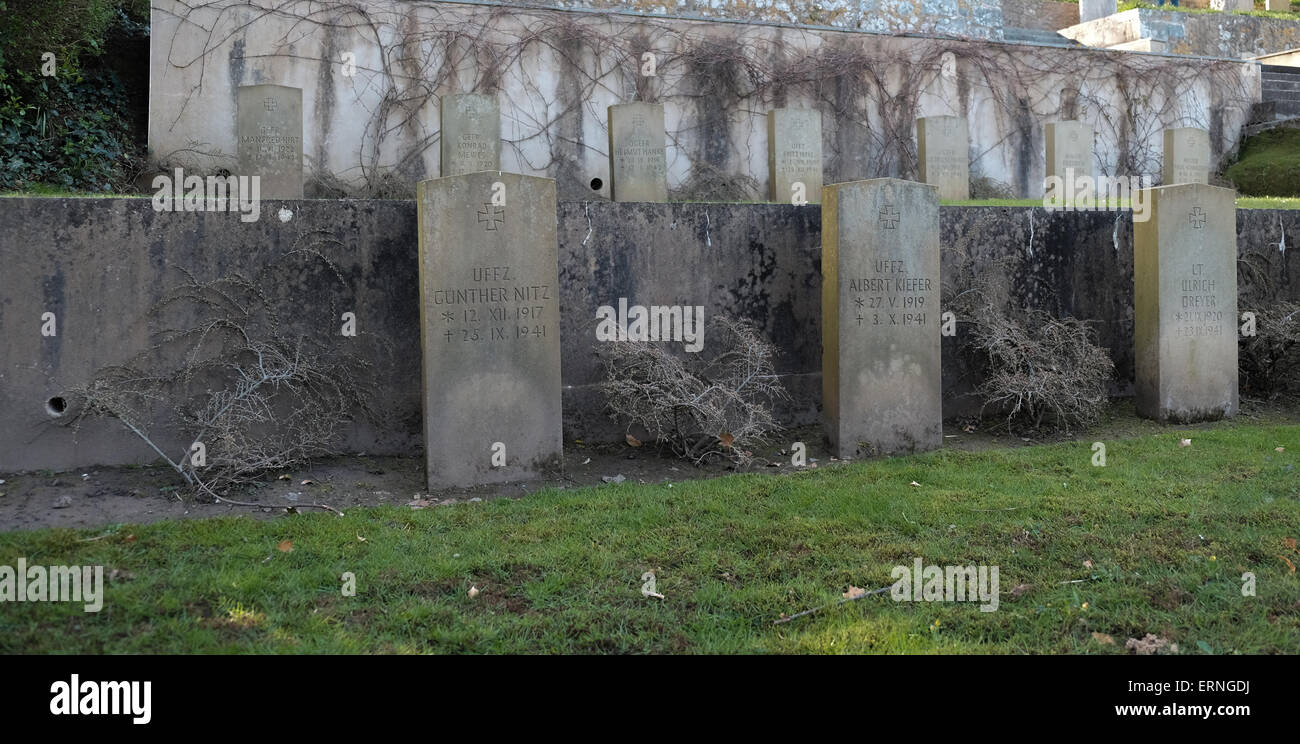 Des sépultures de guerre militaire allemand au cimetière de garnison britannique Guernesey Banque D'Images