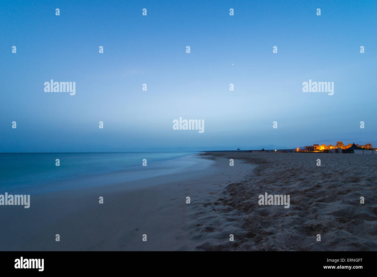 Soirée sur la plage de Boa Vista avec les lumières de l'hôtel à l'arrière-plan. Banque D'Images
