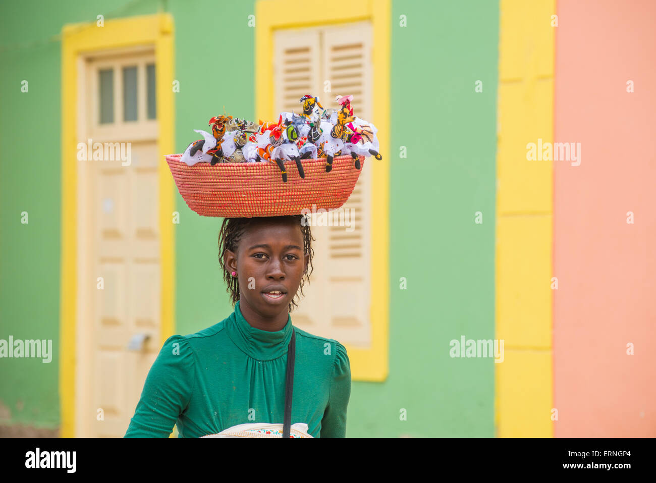 Belles femmes au Cap Vert avec un panier porté sur sa tête. Banque D'Images