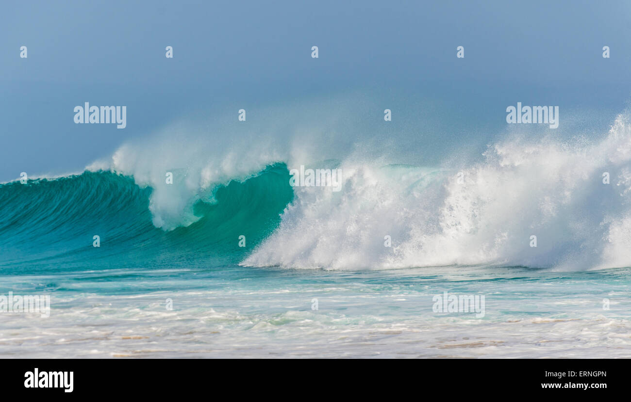 Vagues sur la plage de Cabo Verde Banque D'Images