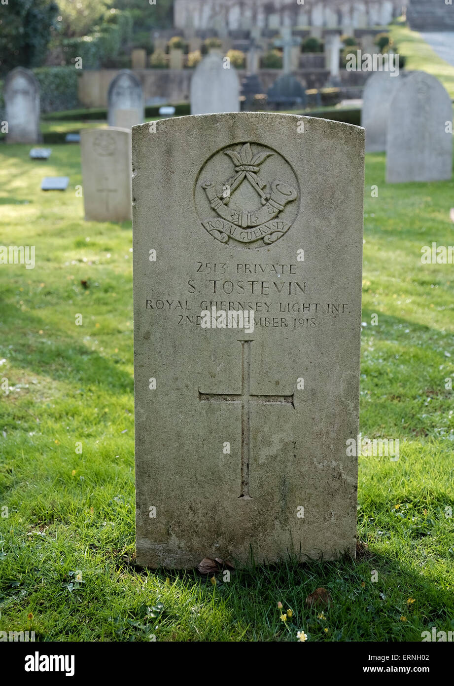 L'allemand et Guernesey des sépultures de guerre militaire au cimetière de garnison britannique Guernesey Banque D'Images