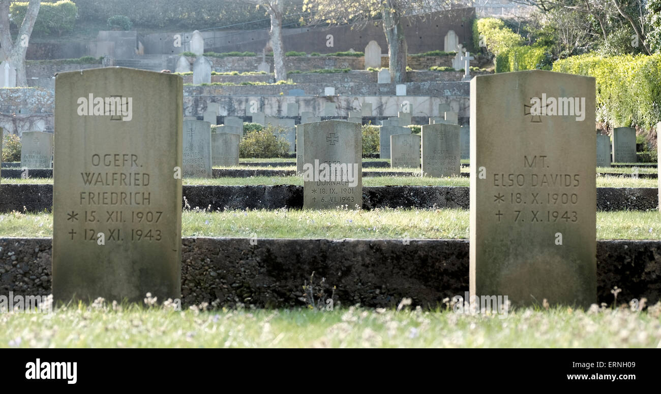Des sépultures de guerre militaire allemand au cimetière de garnison britannique Guernesey Banque D'Images