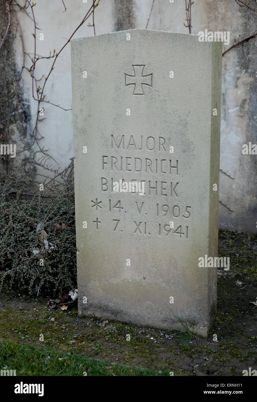 Des sépultures de guerre militaire allemand au cimetière de garnison britannique Guernesey Banque D'Images
