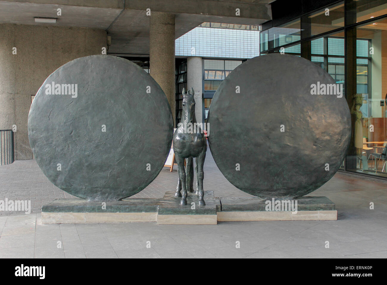 Une statue de 'Union européenne- cheval avec deux disques' par Christopher Le Brun est sur l'affichage à l'extérieur du Musée de Londres, Barbican. Banque D'Images