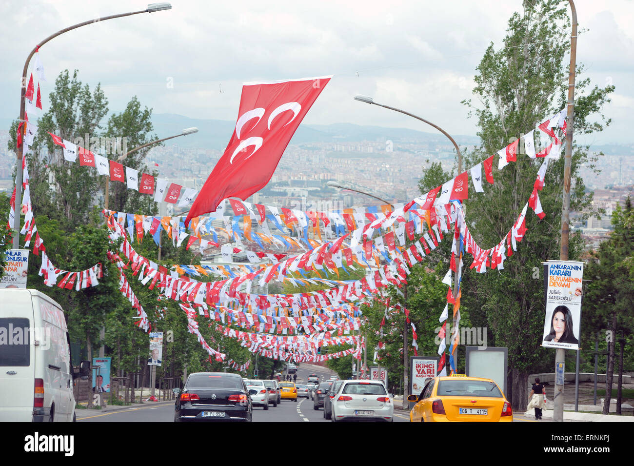 Ankara, le 5 juin. 7 juin, 2015. Voitures passent en vertu de la campagne électorale, bannières et drapeaux à Ankara, capitale de la Turquie, le 5 juin 2015. Élections législatives turques est prévue le 7 juin 2015. © Mustafa Kaya/Xinhua/Alamy Live News Banque D'Images