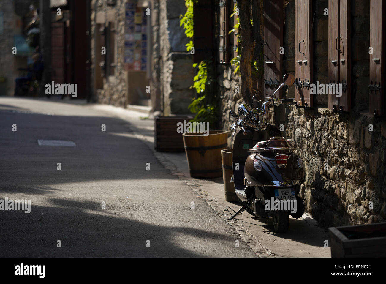 Lumière du soir dans la rue avec Razzo Verona scooter pour le droit de  l'image, Yvoire, Haute-Savoie, Rhône-Alpes, France Photo Stock - Alamy