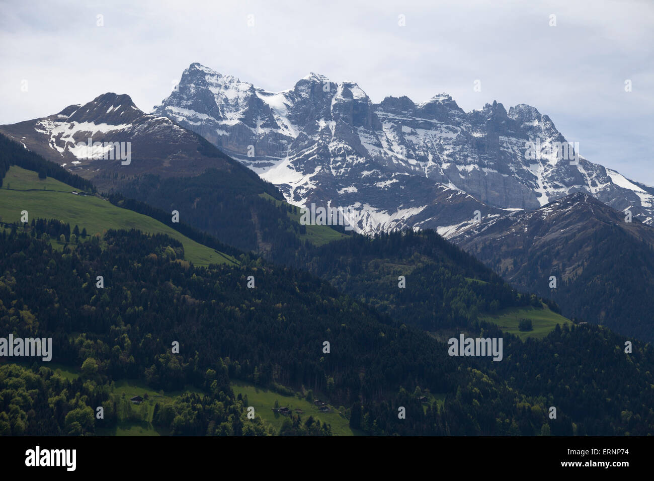 Dents du Midi (montagnes au loin) dans les alpes du Chablais, vu de Trient, Suisse. Banque D'Images