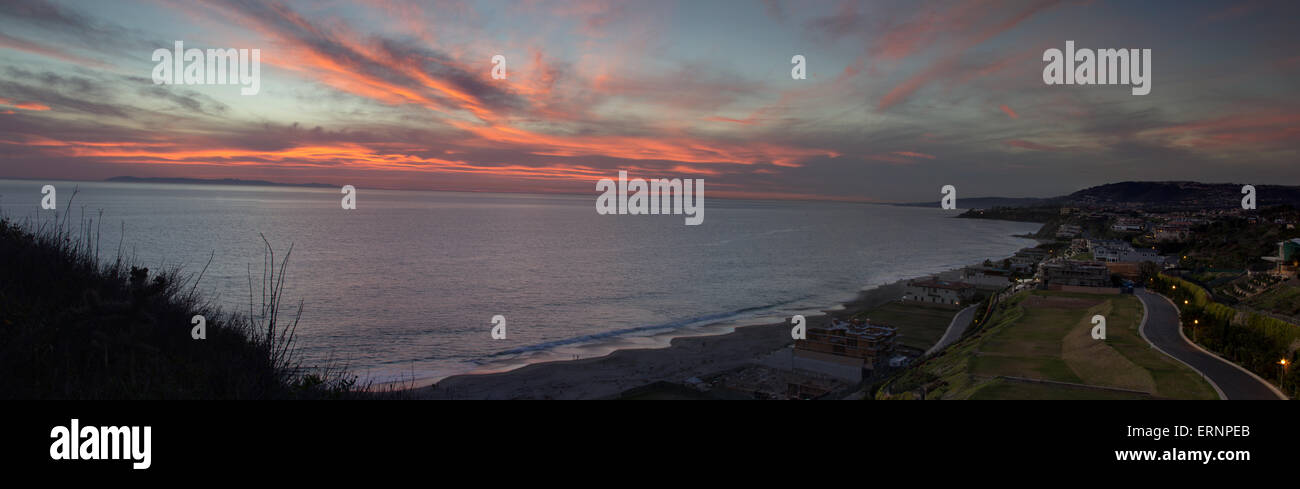 Vue panoramique / panorama de la Strand Beach à Dana Point, Californie du Sud au coucher du soleil Banque D'Images