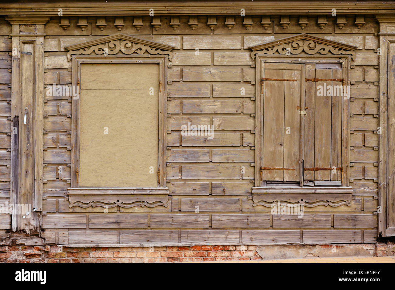 Vieux bâtiment abandonné avec barricadèrent les portes et les fenêtres, Baznica iela, Riga. La Lettonie Banque D'Images