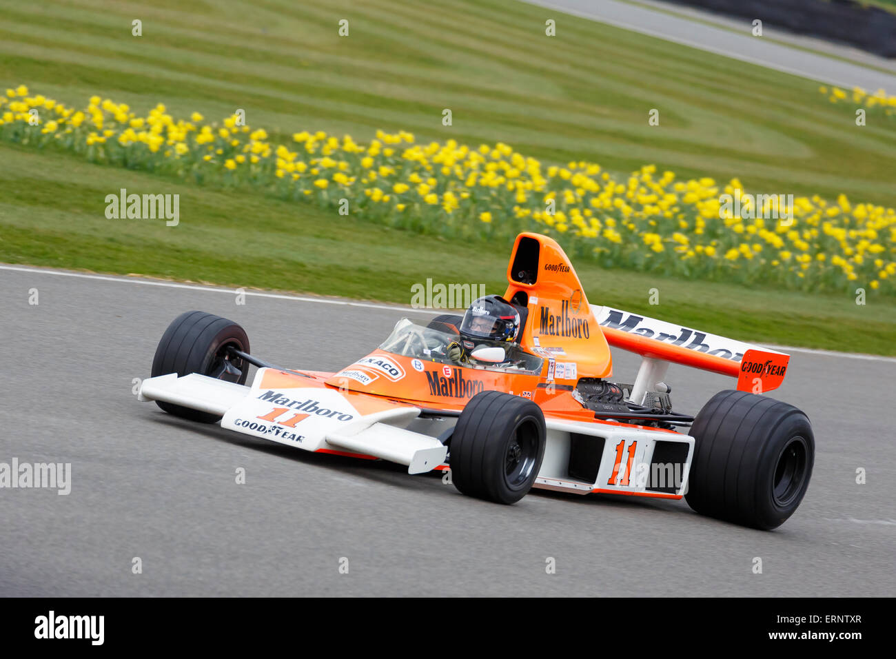 1975 McLaren-Cosworth M23 sur la voie lors de la 73e réunion des membres de Goodwood, Sussex, UK. Banque D'Images