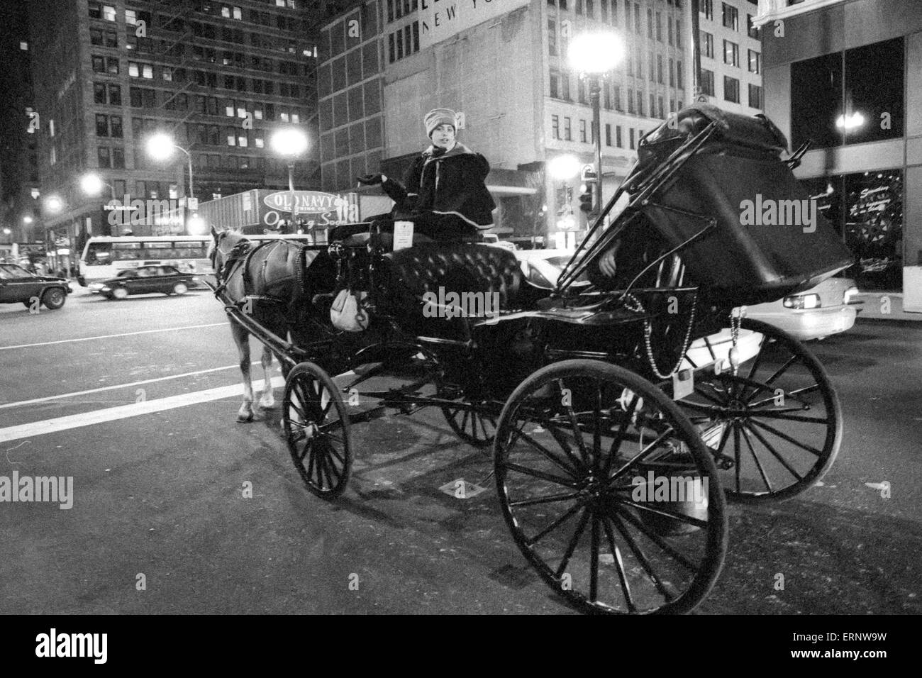 Chicago, IL, 14-Dec-1996 : un cheval transport dans le trafic du soir à l'angle de l'avenue Washington/State St. Banque D'Images