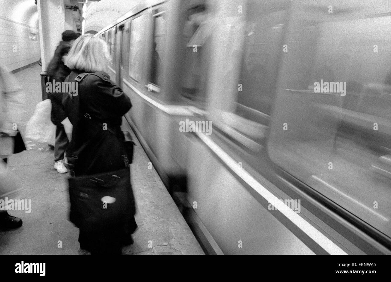 Chicago, IL, 22-Feb-1997 : les usagers sont en attente de l'arrivée d'un train de métro ligne bleue à 'Chicago'. Banque D'Images