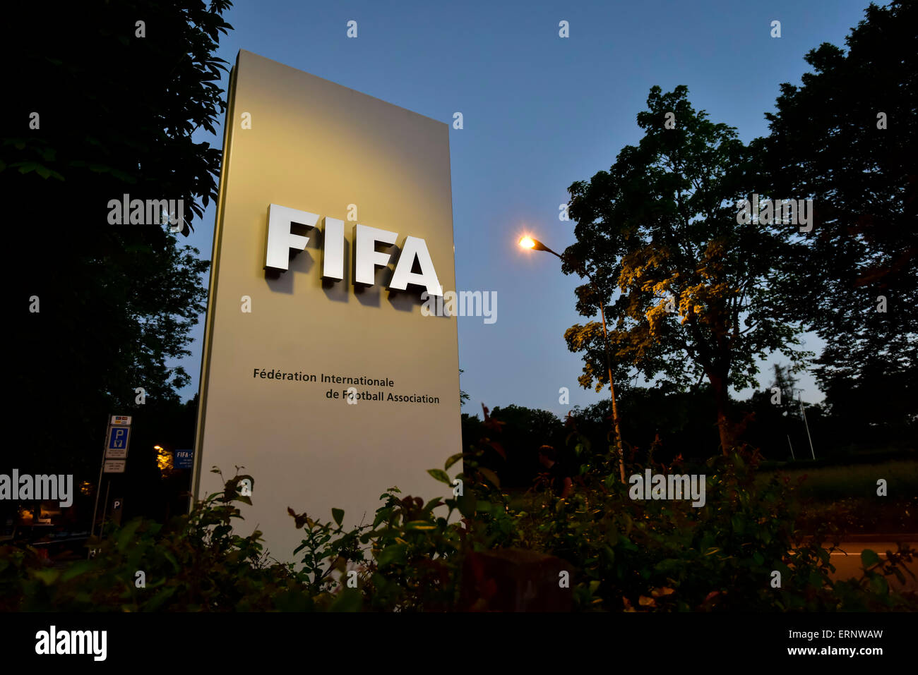 Panneau d'entrée au siège de la FIFA à Zurich, pris dans la nuit, Sepp Blatter a annoncé sa démission en tant que président de la FIFA. Banque D'Images