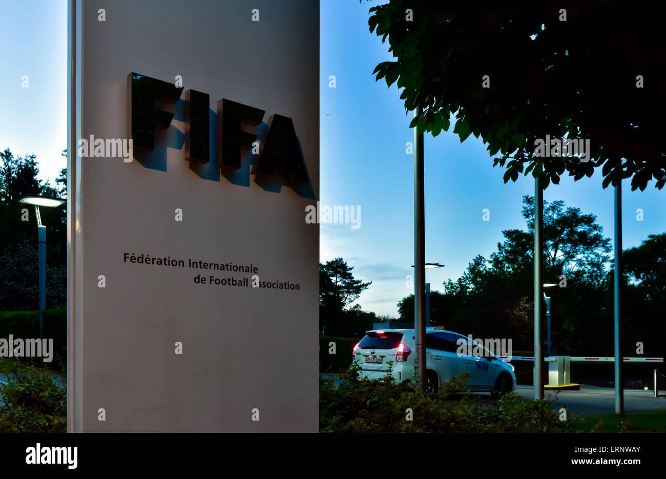 Un taxi est en attente à l'extérieur du siège de la FIFA à Zurich dans la nuit, Sepp Blatter a annoncé sa démission en tant que président de la FIFA. Banque D'Images