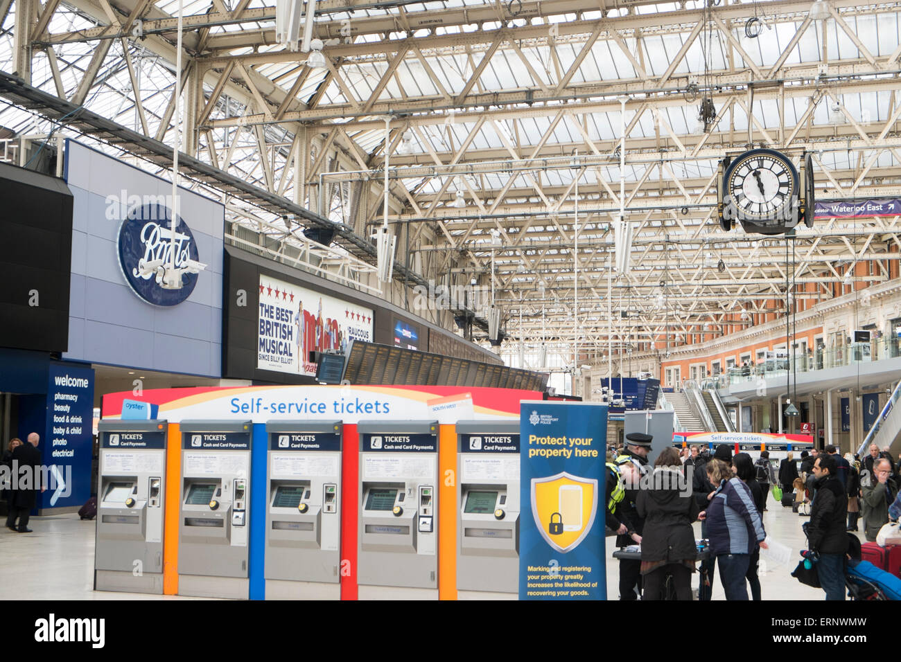 Gare de Londres waterloo dans le quartier de Lambeth et hall, avec distributeur automatique de billets en libre-service et célèbre horloge waterloo Londres, Angleterre Banque D'Images