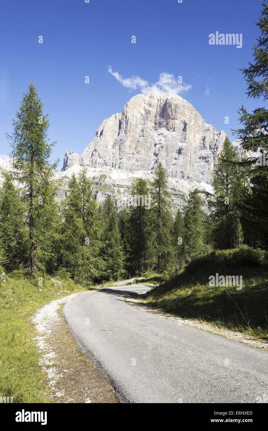 Portrait de la montagne Dolomites italiennes dans une belle journée d'été ensoleillée et Banque D'Images