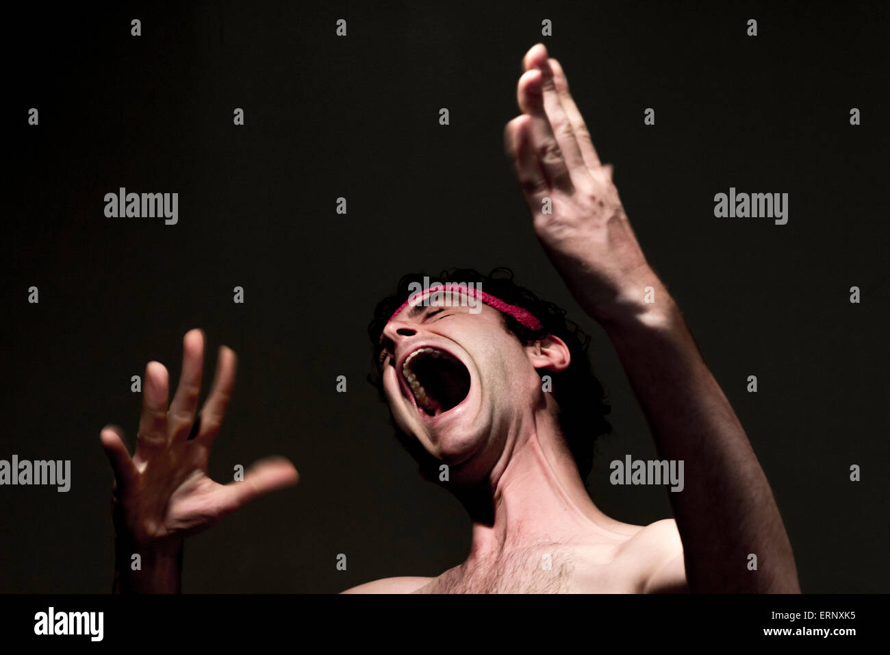 Serre-tête très maigre portant des compétences montre de chasse Banque D'Images