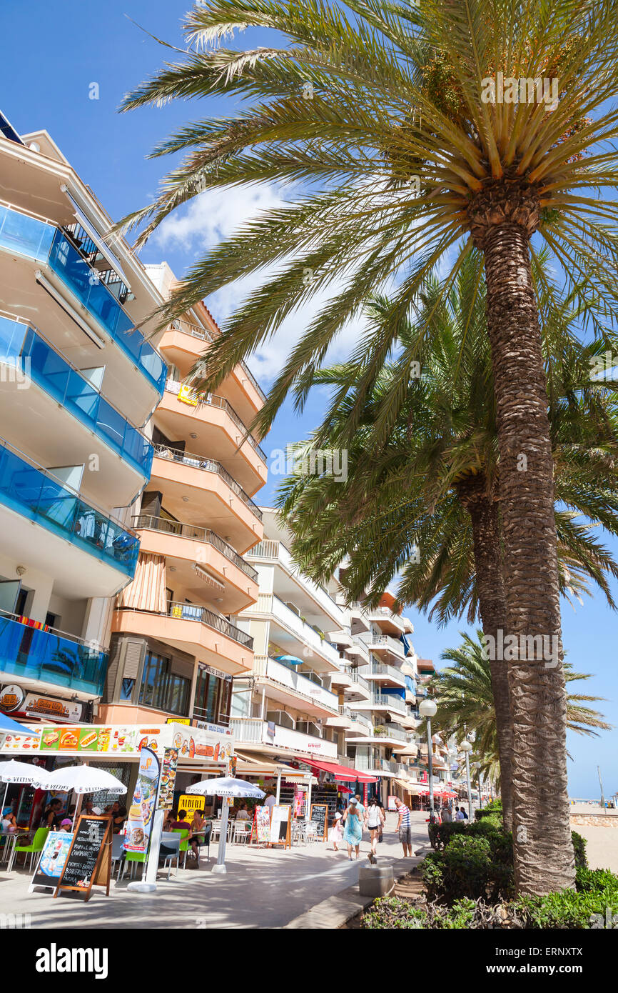 Calafell, Espagne - 13 août 2014 : Les gens de marcher sur la rue côtière de Calafell resort town en journée ensoleillée. Tarragone regio Banque D'Images