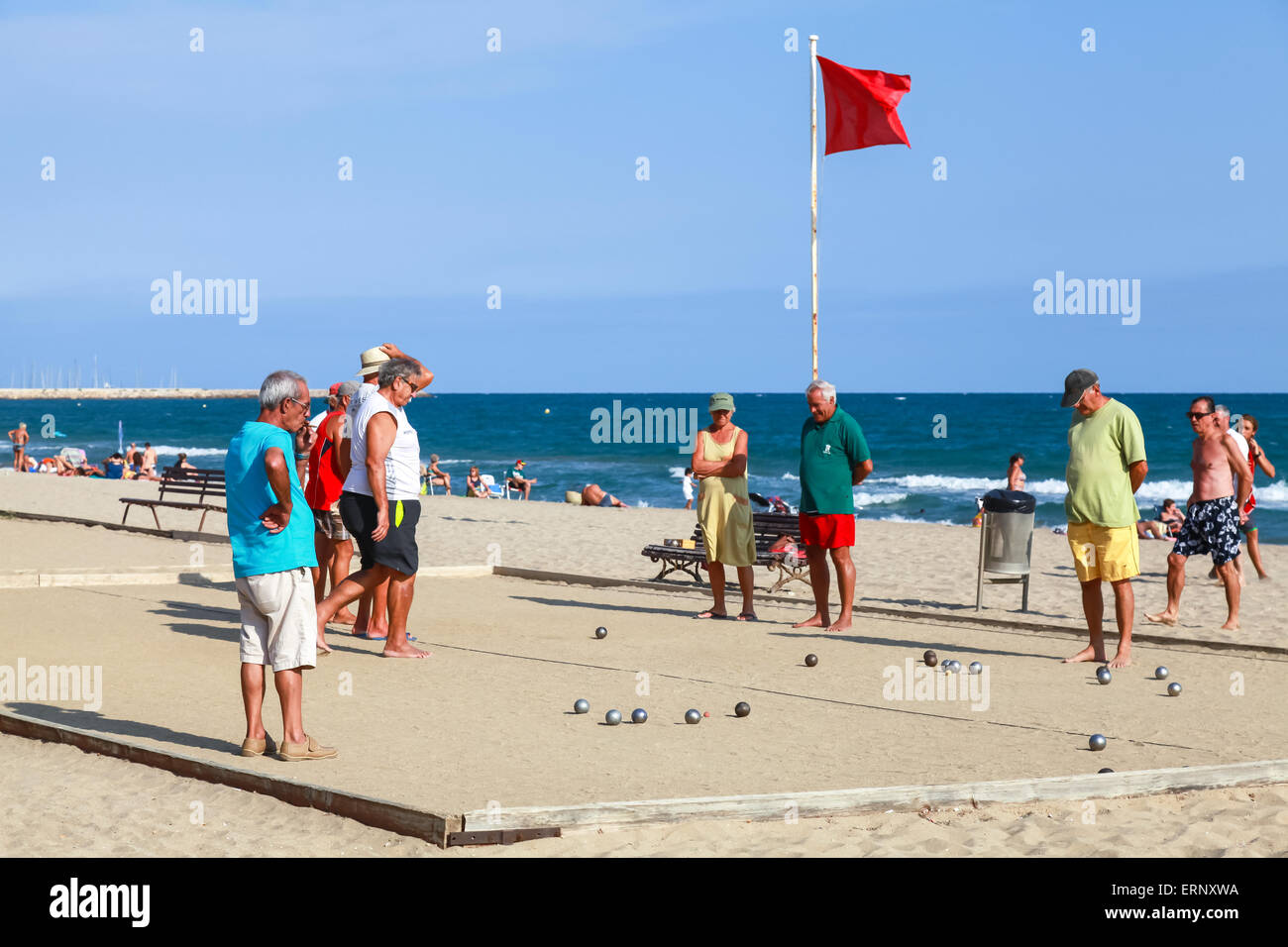 Calafell, Espagne - 20 août 2014 : Les Seniors espagnols jouer à la pétanque sur une plage de sable à Calafell, petite station touristique en Catalogne Banque D'Images