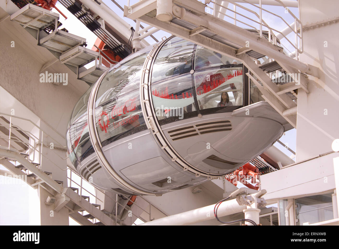 Londres, Royaume-Uni - 10 mai 2015 : depuis janvier 2015, le London Eye est sponsorisé par Coca Cola. Leur logo peut être vu sur leurs capsules. Banque D'Images