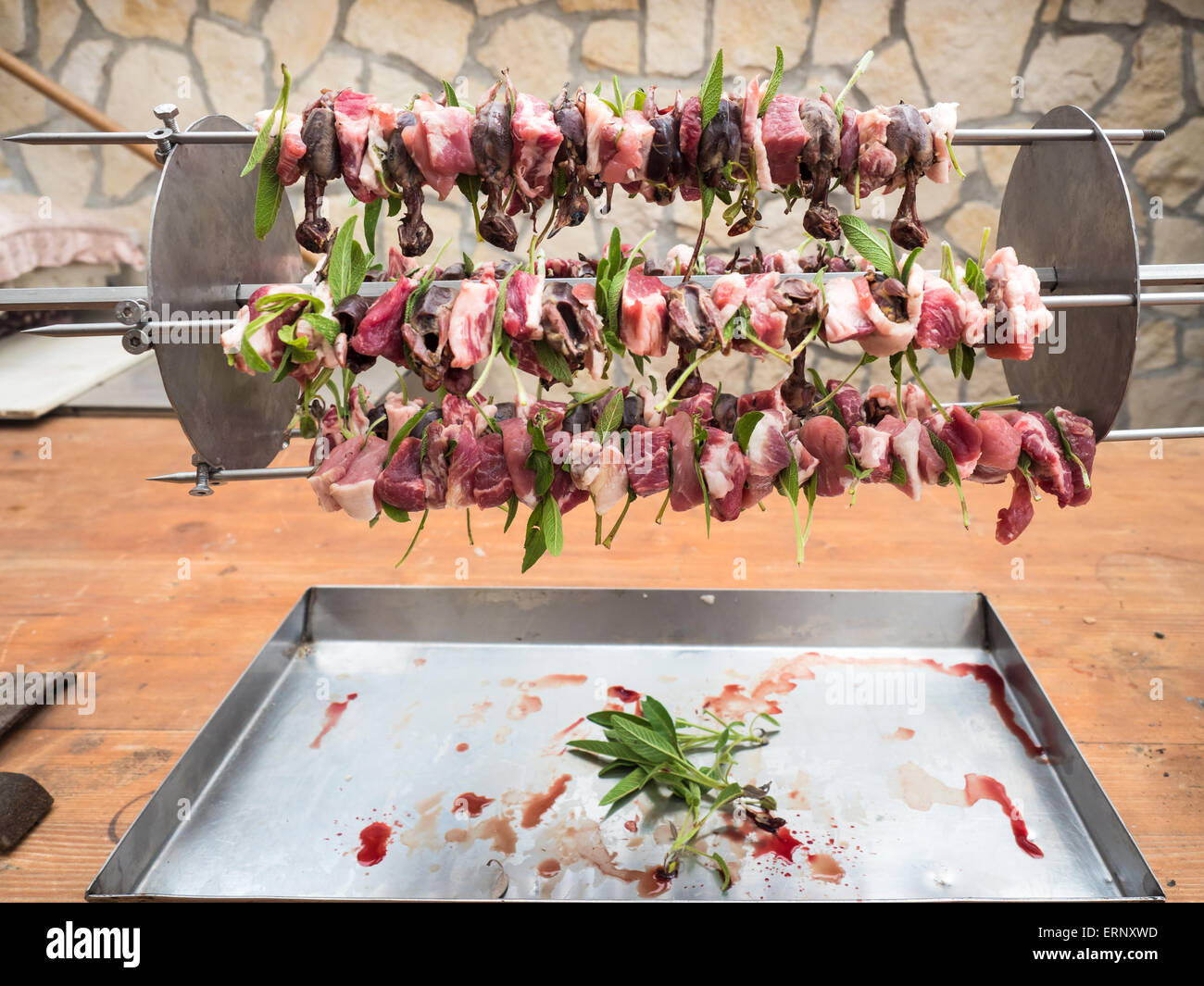 Les oiseaux sur la flèche avec la viande, bacon et sage prêt pour la cuisson Banque D'Images