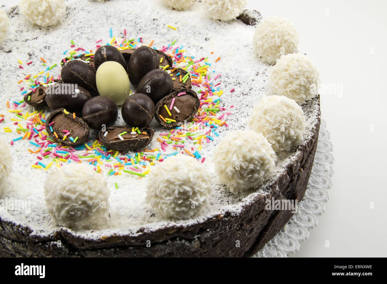 Gâteau de Pâques à la ricotta et au chocolat décoré avec des œufs en chocolat et de sucre en poudre Banque D'Images