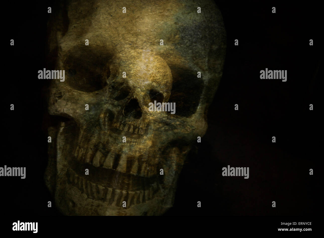 Un crâne grunge laisse une impression fantôme de lui-même, image créée avec un rayonnage la lentille et la lumière peinture photographie techniq Banque D'Images