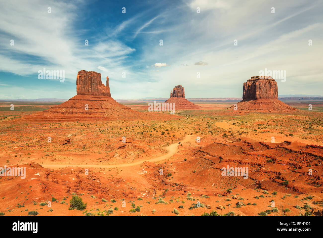 Monument Valley sous le ciel bleu Banque D'Images