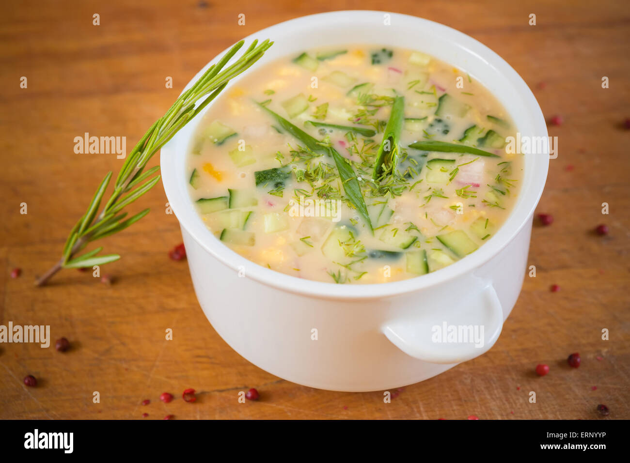 Soupe de légumes froide russe sur le yogourt, lait aigre-base - okroshka Banque D'Images