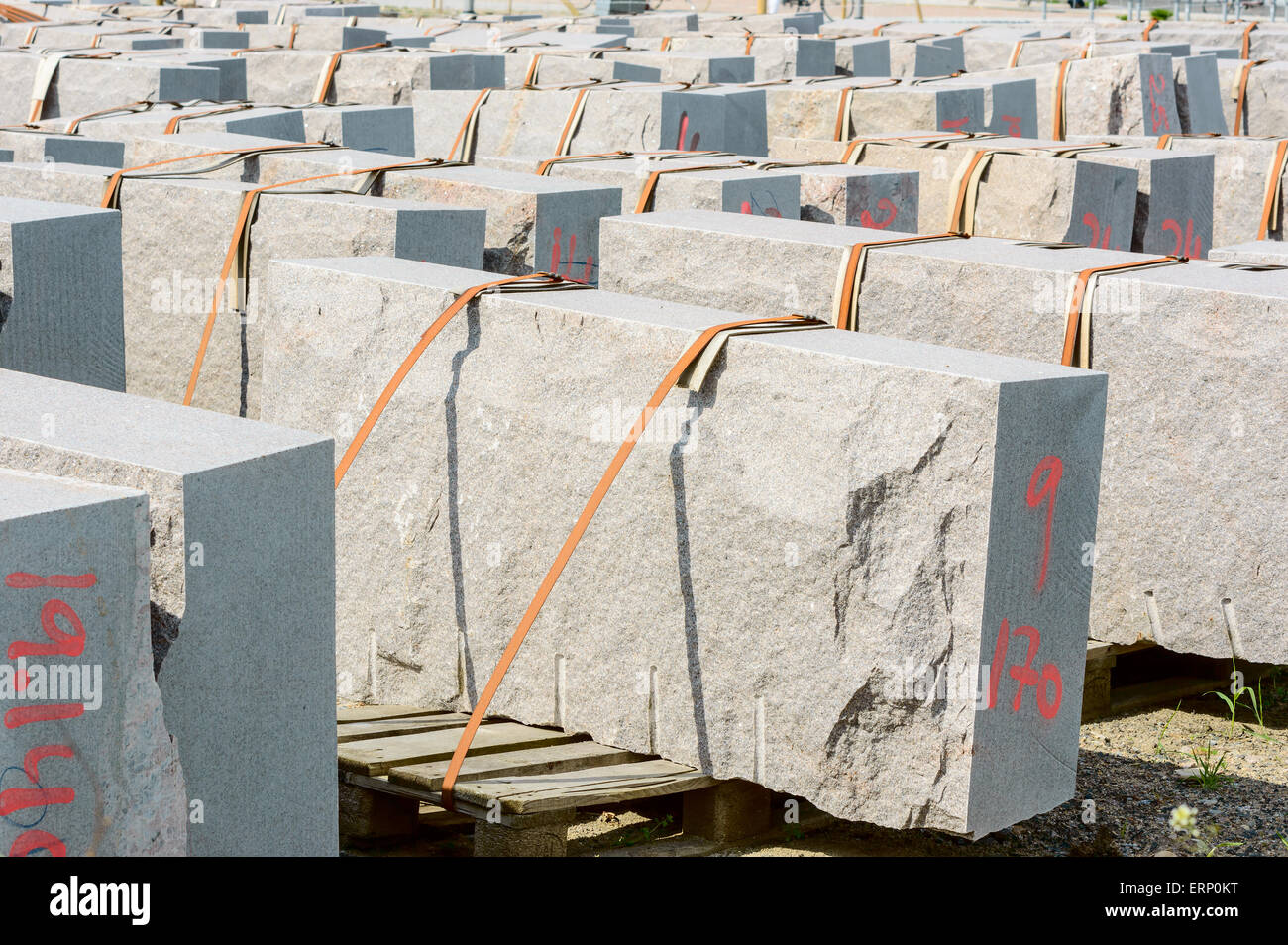 De grandes dalles de granit garantis par des courroies sur palettes. Chaque pierre est numéroté pour faciliter le montage à la livraison. Banque D'Images