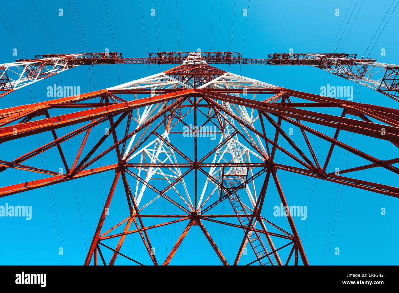 Poste haute tension.tour à haute tension le fond de ciel. Banque D'Images