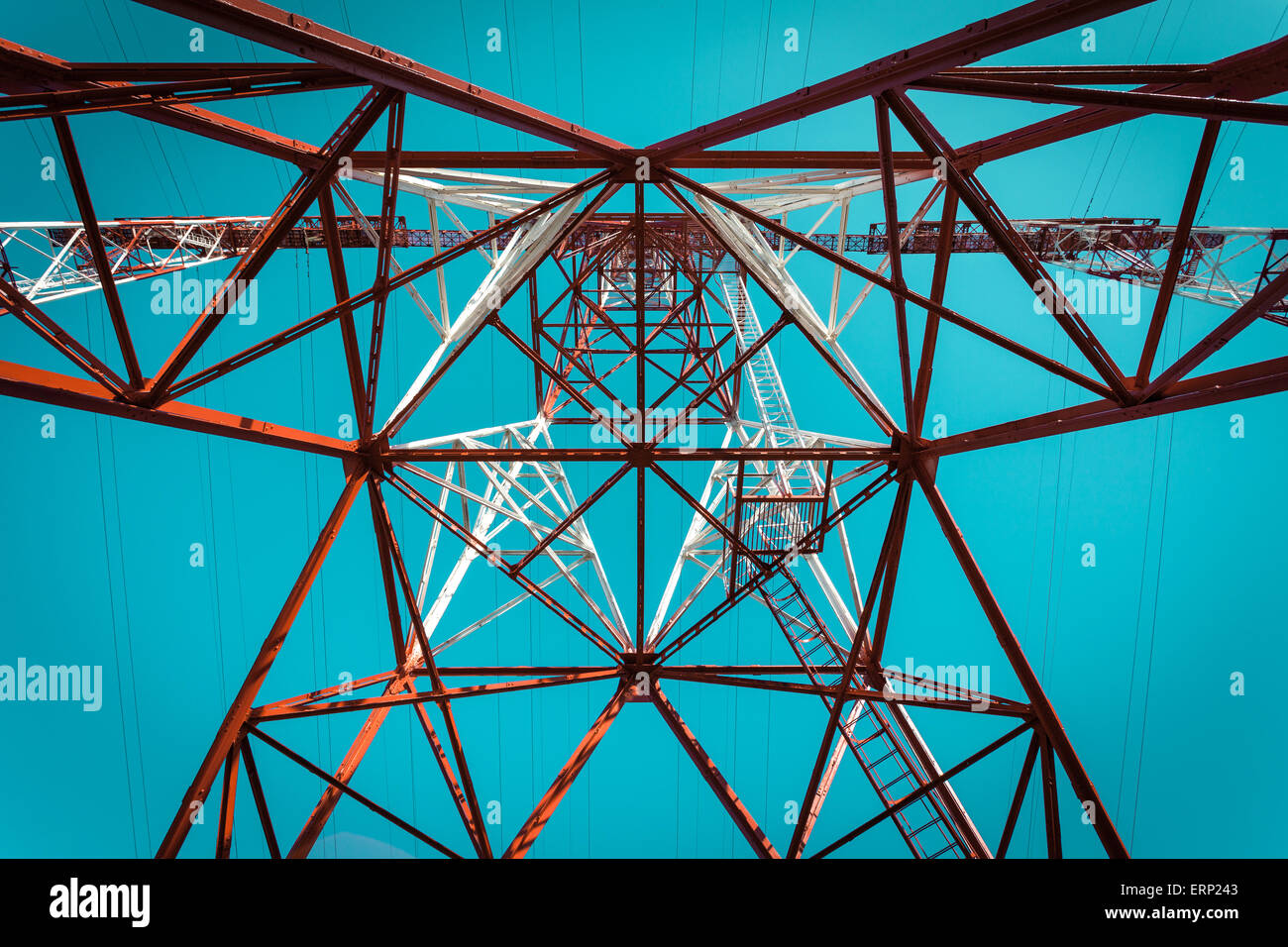 Poste haute tension.tour à haute tension le fond de ciel. Banque D'Images