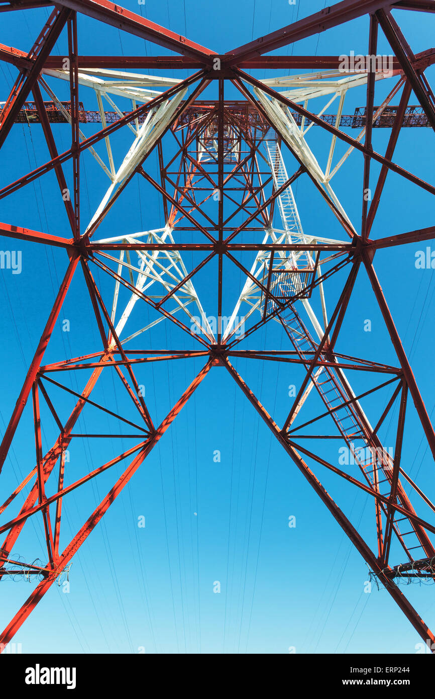 Poste haute tension.tour à haute tension le fond de ciel. Banque D'Images