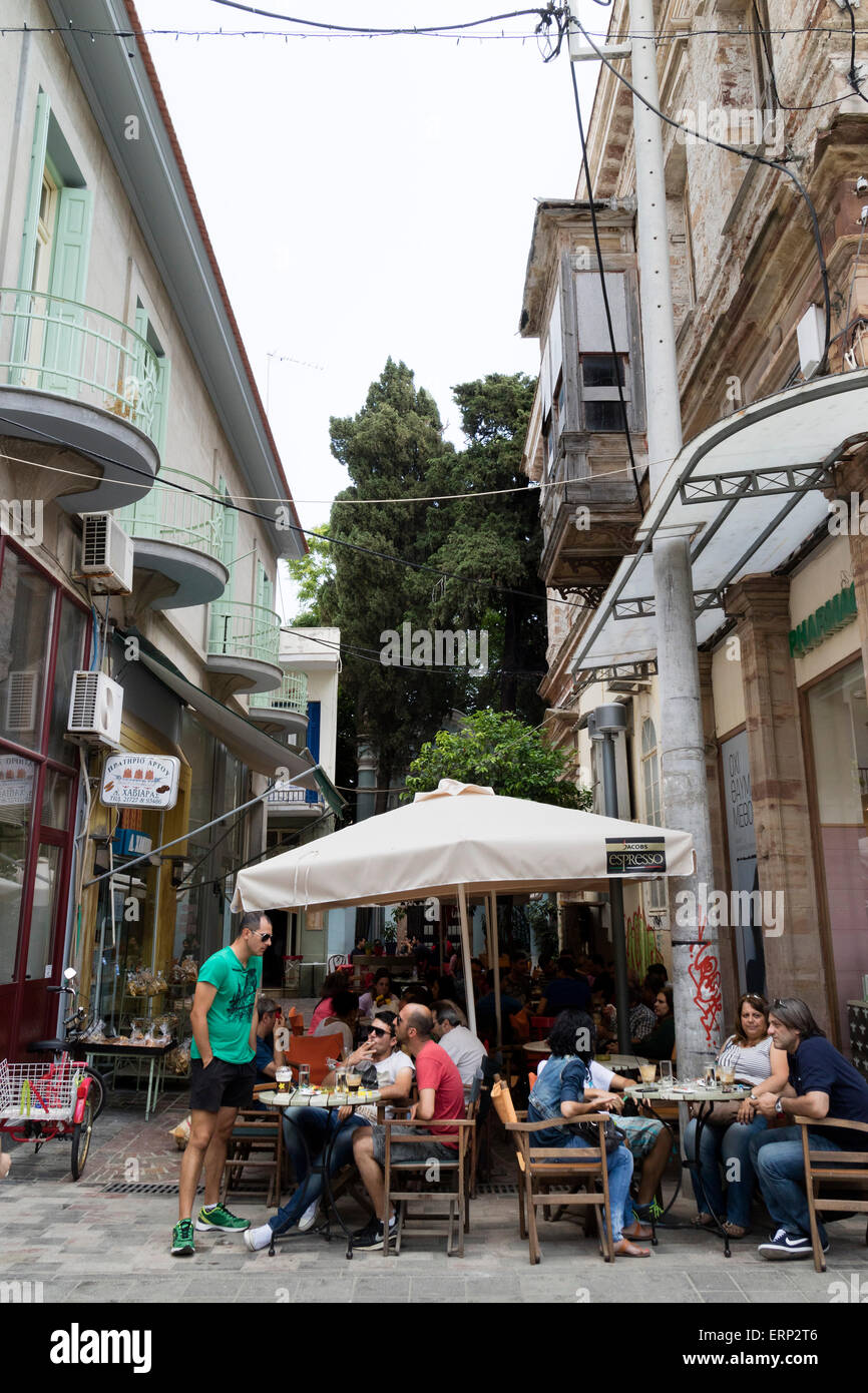 Petite terrasse dans la rue dans la ville de Chios, à l'île de Chios, Grèce Banque D'Images