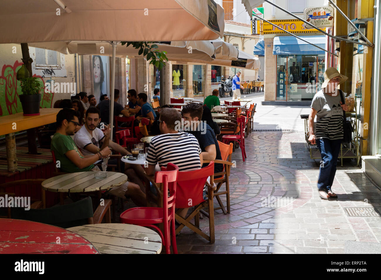 Petite terrasse dans la rue dans la ville de Chios, à l'île de Chios, Grèce Banque D'Images