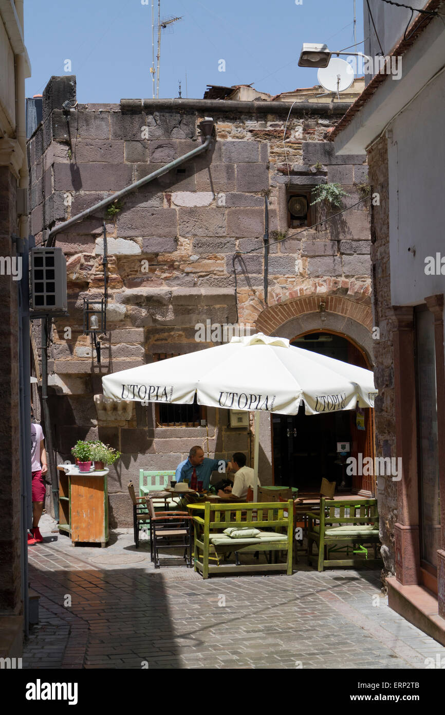 Petite terrasse dans la rue dans la ville de Chios, à l'île de Chios, Grèce Banque D'Images