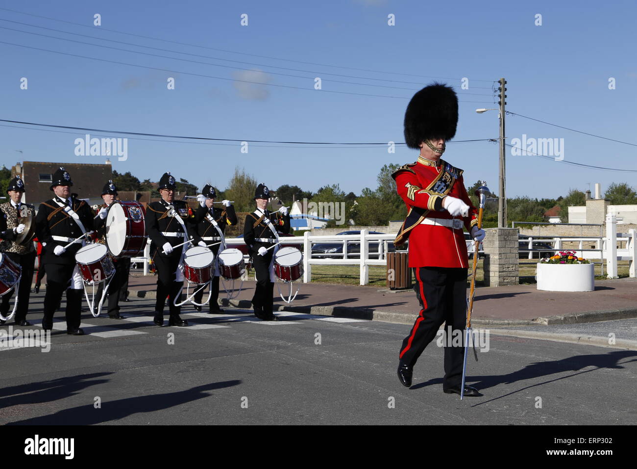 Normandie, France. 06 Juin, 2015. D-Day 71ème anniversaire. Une cérémonie à retenir les forces britanniques débarquant sur Gold Beach à Ver-Sur-Mer. Les plages à cet endroit étaient un objectif clé de la Dragoon Guards et East Yorkshire régiments. Sont présents les représentants des villages locaux, y compris le maire, propriétaire du musée et un ancien commandant de l'Dragoon Guards. Credit : Wayne Farrell/Alamy Live News Banque D'Images