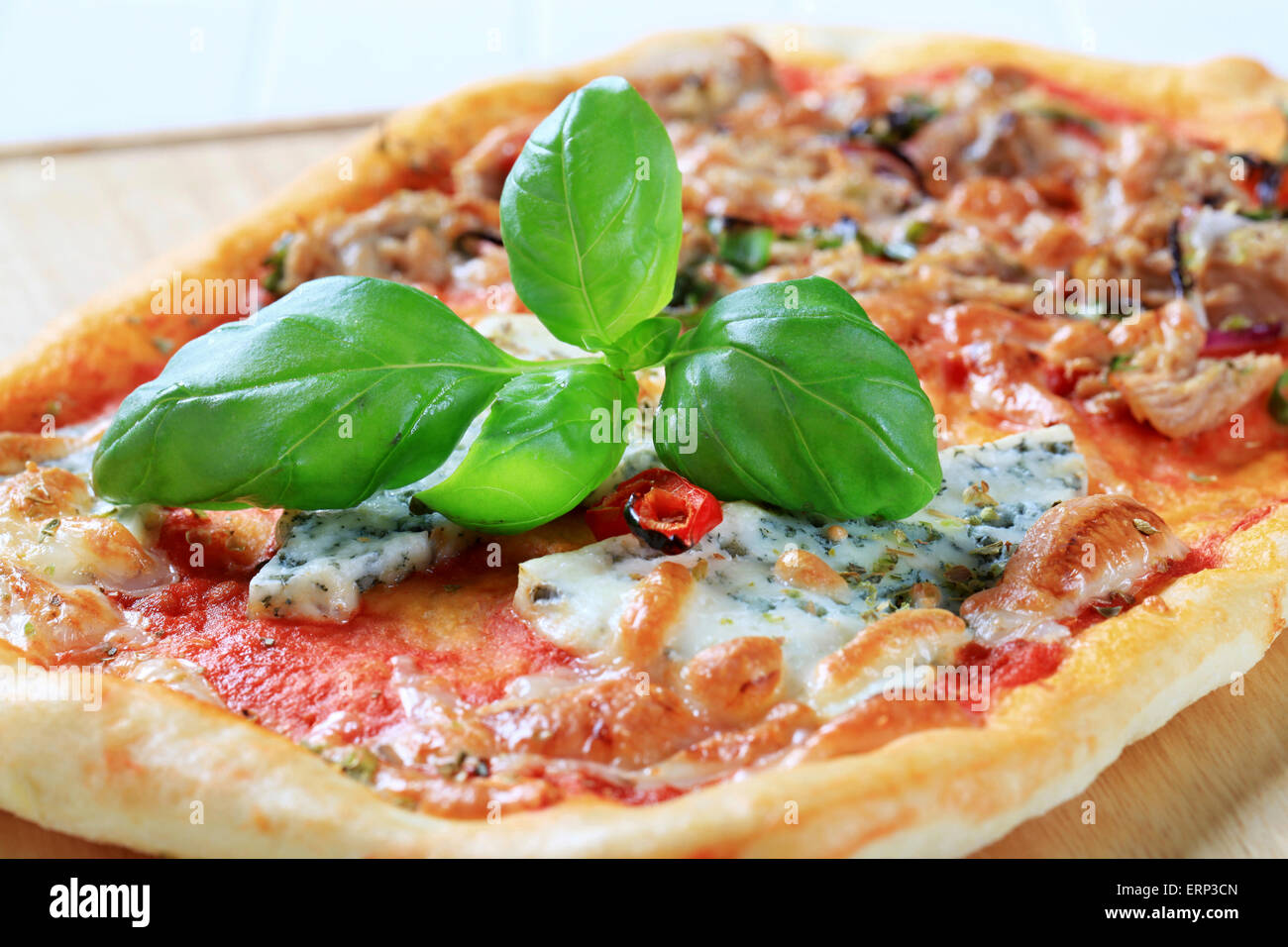 Pizza rectangulaire garnie de fromage bleu et rouge Banque D'Images