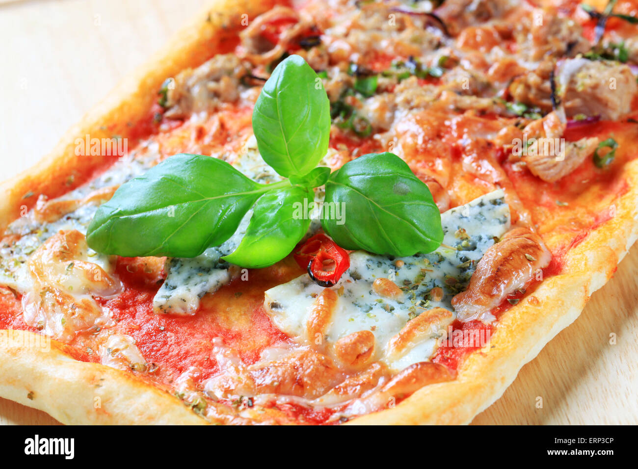 Pizza rectangulaire garnie de fromage bleu et rouge Banque D'Images