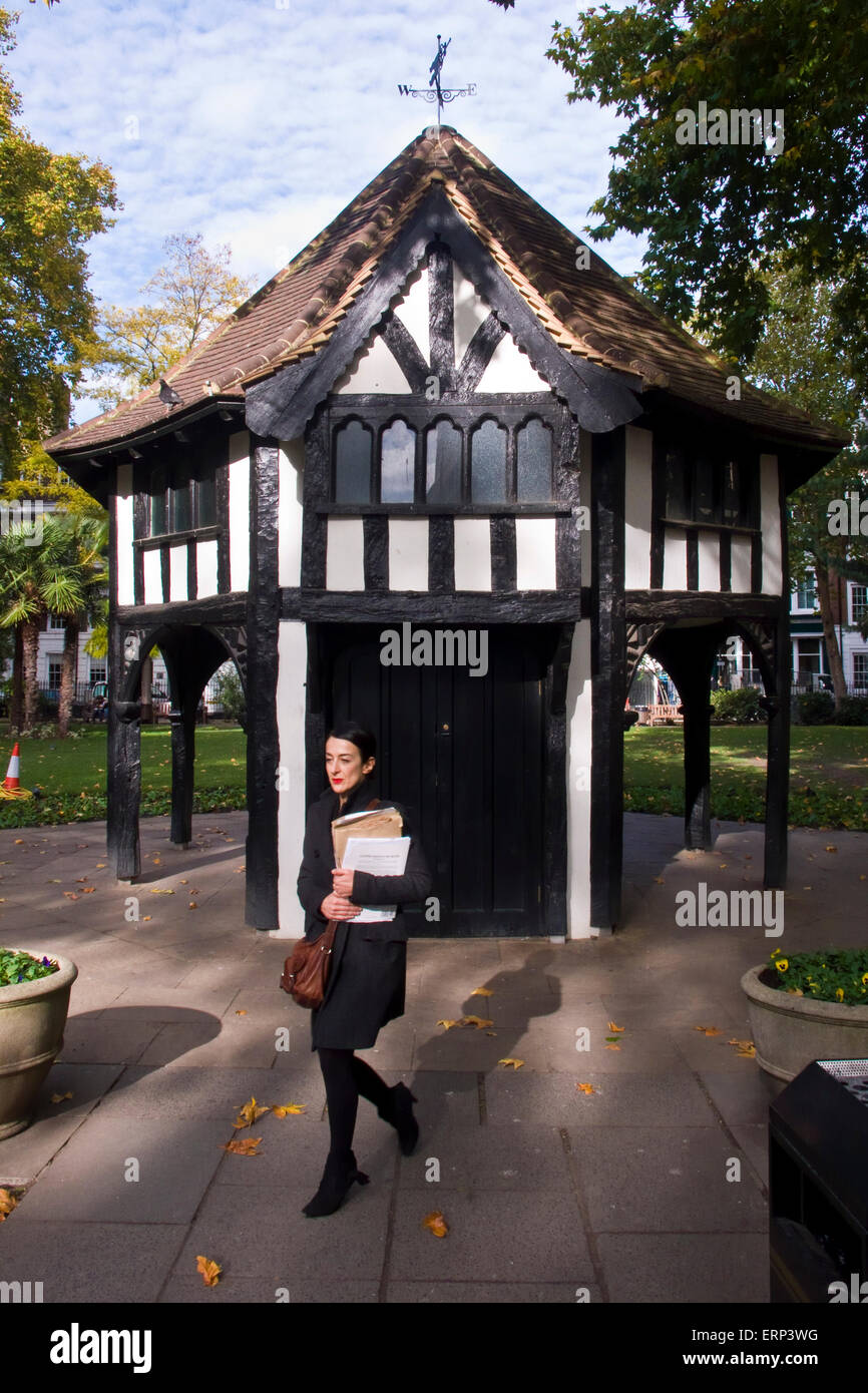 Une femme marche dans Soho Square à Soho Londres Banque D'Images