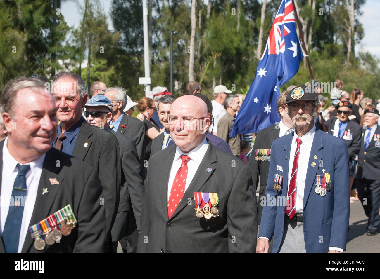 Personnel militaire défilant dans l'ANZAC day parade à North Sydney, Australie Banque D'Images