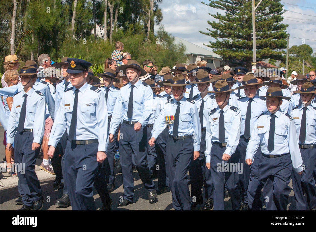 Les jeunes cadets des forces de défense défilent dans le défilé de jour de l'ANZAC dans le nord de Sydney, en Australie Banque D'Images