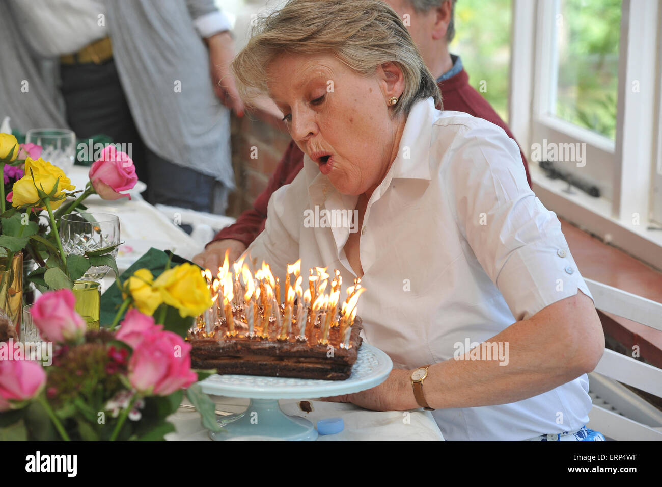 Un Tres Joyeux Anniversaire Grand Mere Souffle Ses Bougies Photo Stock Alamy