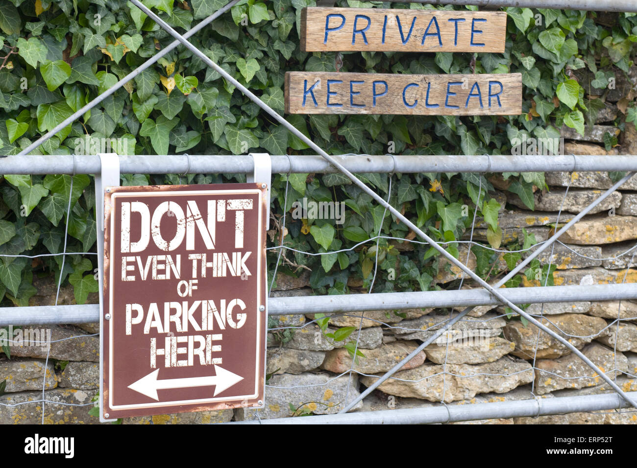 Des panneaux d'information de chemin privé 'pense même pas de parking ici' Banque D'Images
