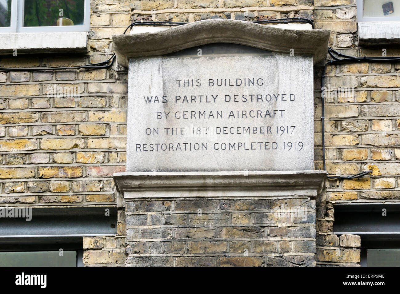 Une plaque à St John's Lane, London, registres de la perte d'un bâtiment par l'aviation allemande dans la Première Guerre mondiale. Banque D'Images