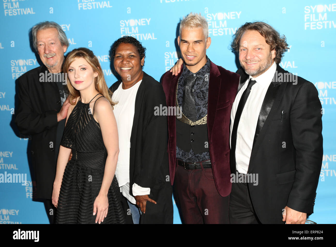 Sydney, Australie. 6 juin 2015. Sur la photo, de gauche à droite : l'acteur Michael Caton, l'actrice Emma Hamilton, actrice Ningali Lawford, acteur Mark Coles Smith et réalisateur Jeremy Sims. Les VIP sont arrivés sur le tapis rouge pour le Festival du film de Sydney Première mondiale de la dernière cabine pour Darwin au State Theatre, 49 Market Street, Sydney. Crédit : Richard Milnes/Alamy Live News Banque D'Images