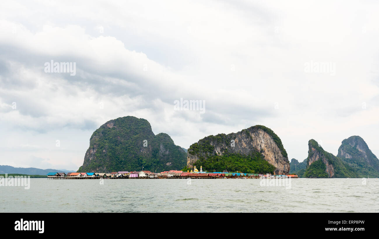 Beau paysage mer à l'île de Koh Panyee Punyi ou village de pêcheurs est en attractions culturelles pendant une excursion en bateau Banque D'Images