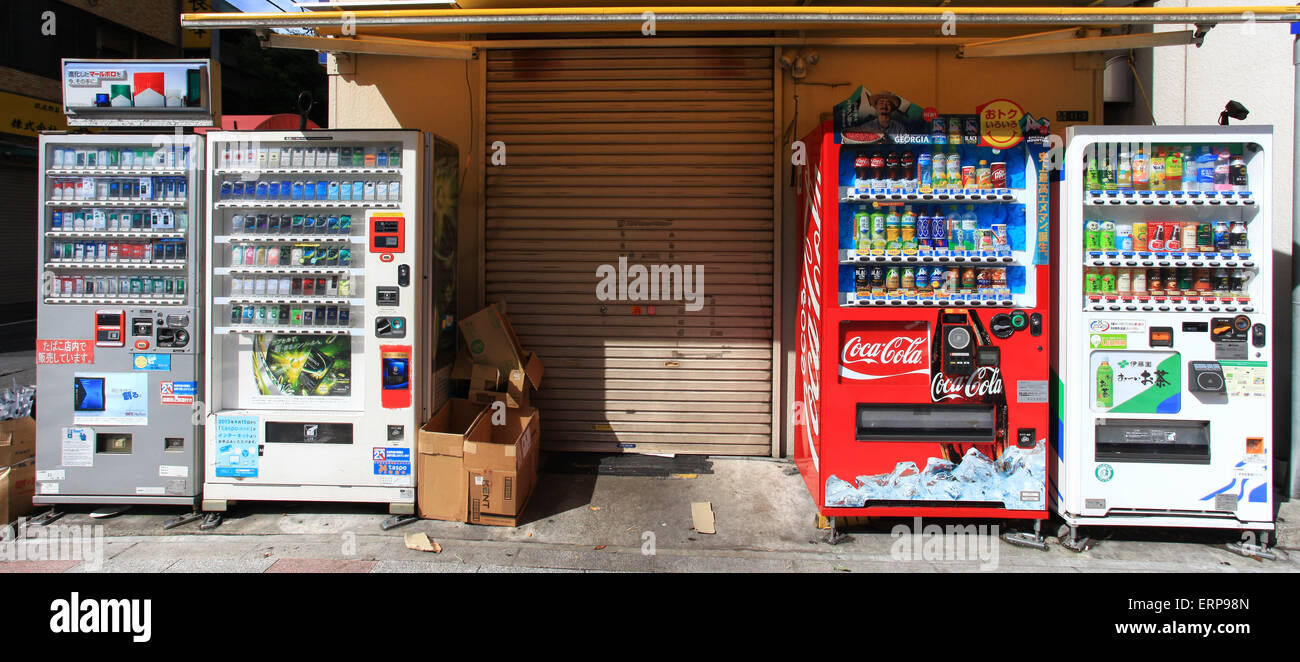 Ensemble typique de distributeurs automatiques dans les rues de Tokyo. Le Japon est célèbre pour ses distributeurs automatiques Banque D'Images