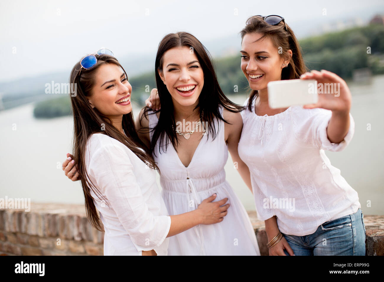 Les jeunes femmes de prendre photo sur le front de mer Banque D'Images